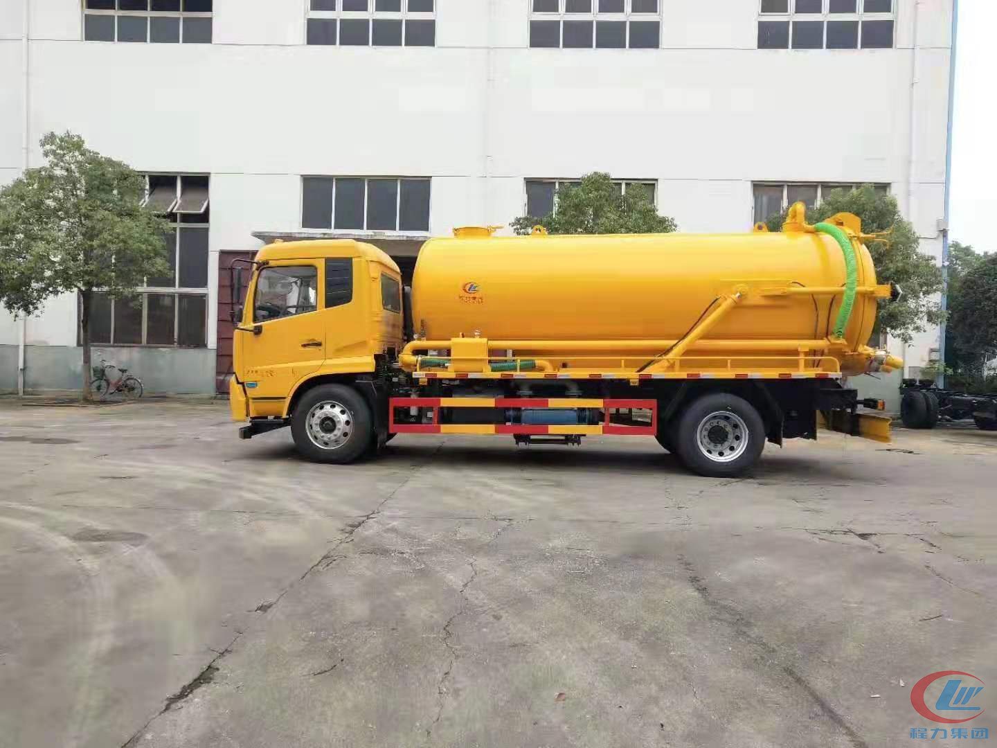 东风天锦工程黄清洗吸污車(chē)侧面图