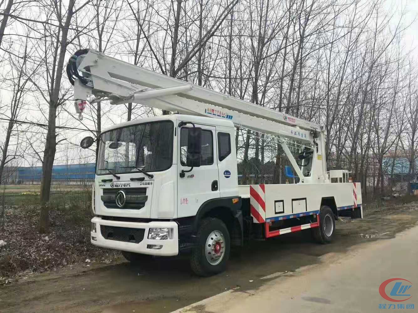 國(guó)五东风D9 22米高空作业車(chē)侧面图