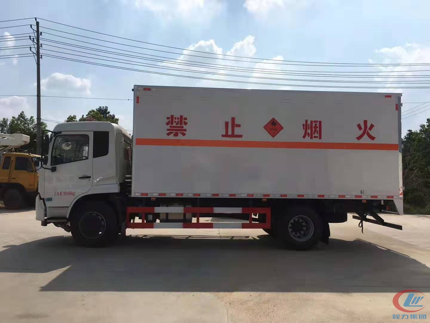 东风天锦易燃液體(tǐ)厢式危险品运输車(chē)