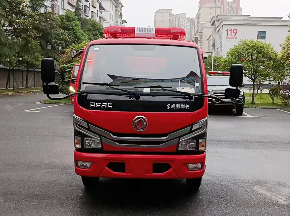 國(guó)六2.5吨东风水罐消防車(chē)