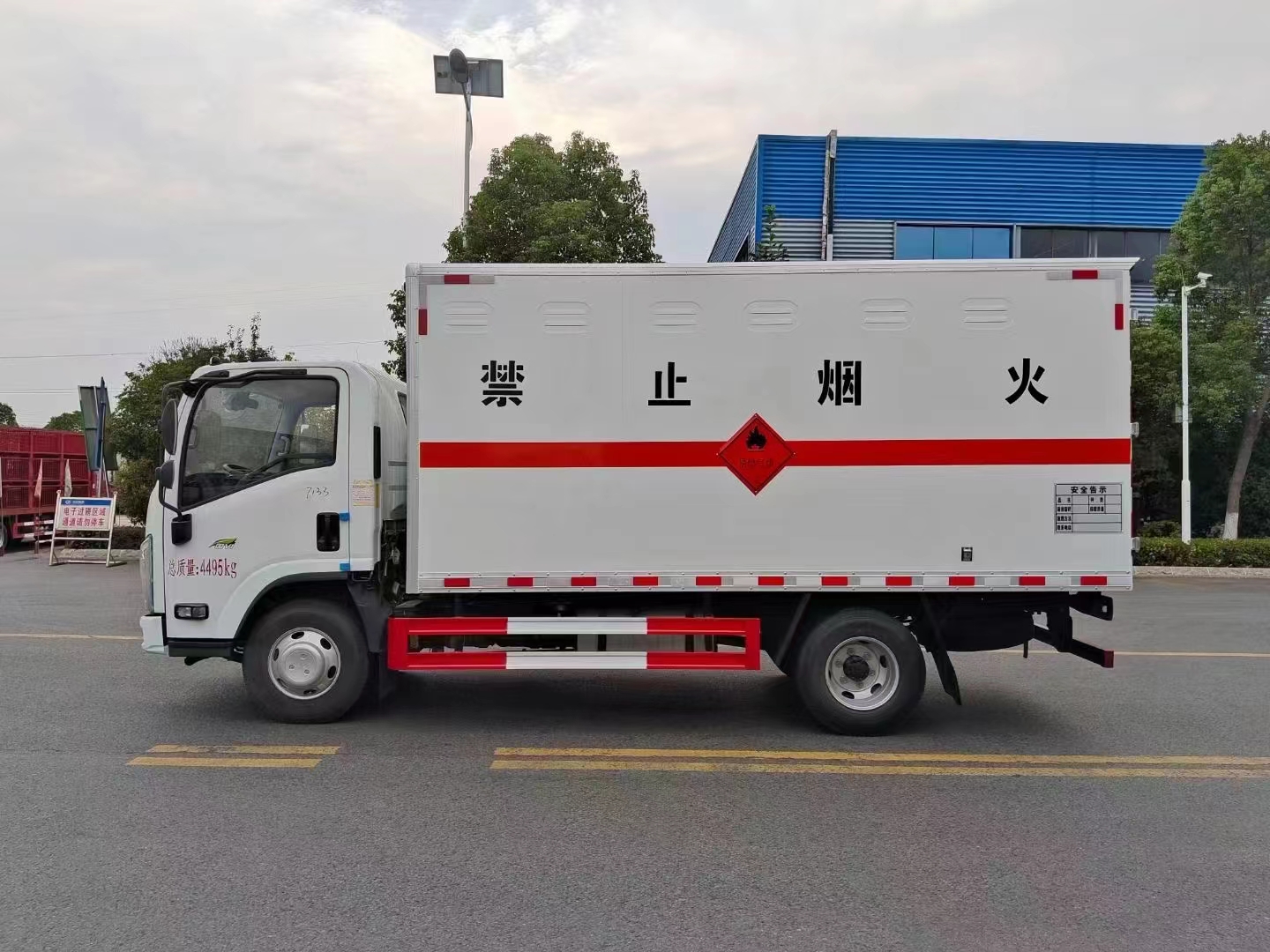 程力集团专用(yòng)車(chē)系列五十铃爆破器材运输車(chē)