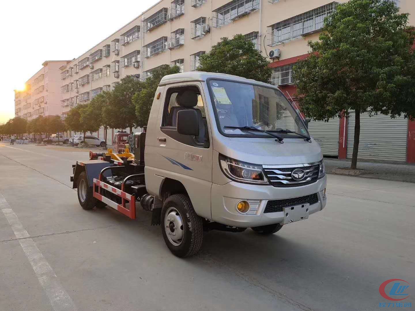 國(guó)六唐骏后双胎3方勾臂式垃圾車(chē)