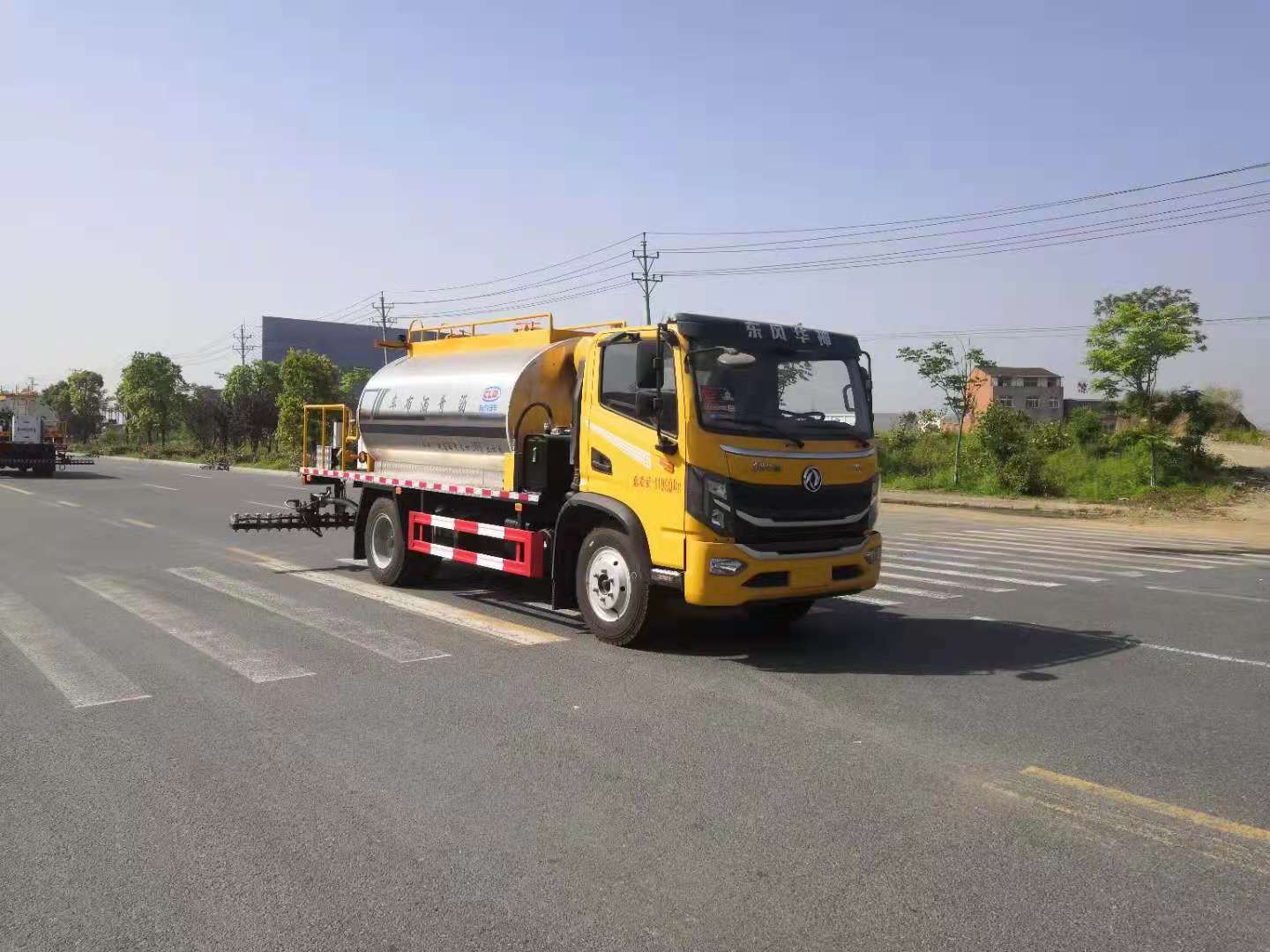 國(guó)六东风华神6.3立方智能(néng)型沥青洒布車(chē)