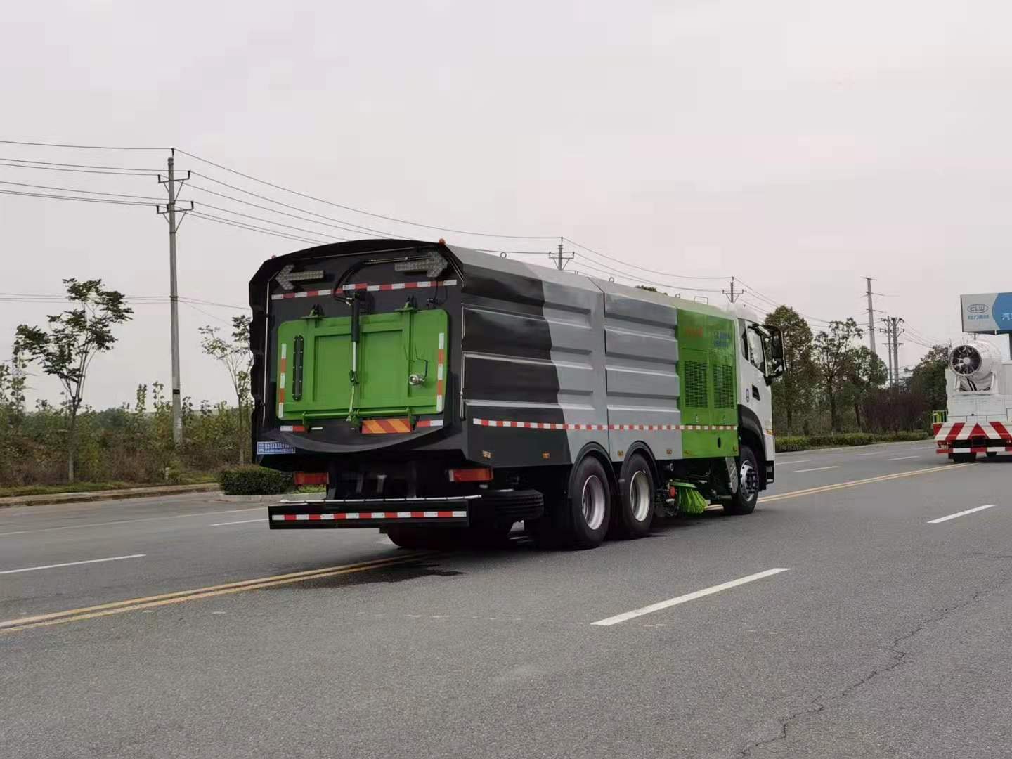 國(guó)六东风天龙后八轮洗扫車(chē)