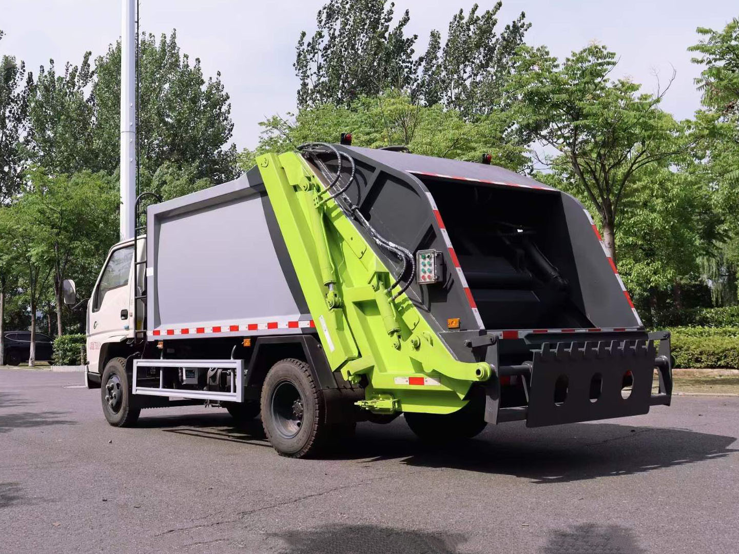 國(guó)六江铃顺达6方压缩垃圾車(chē)