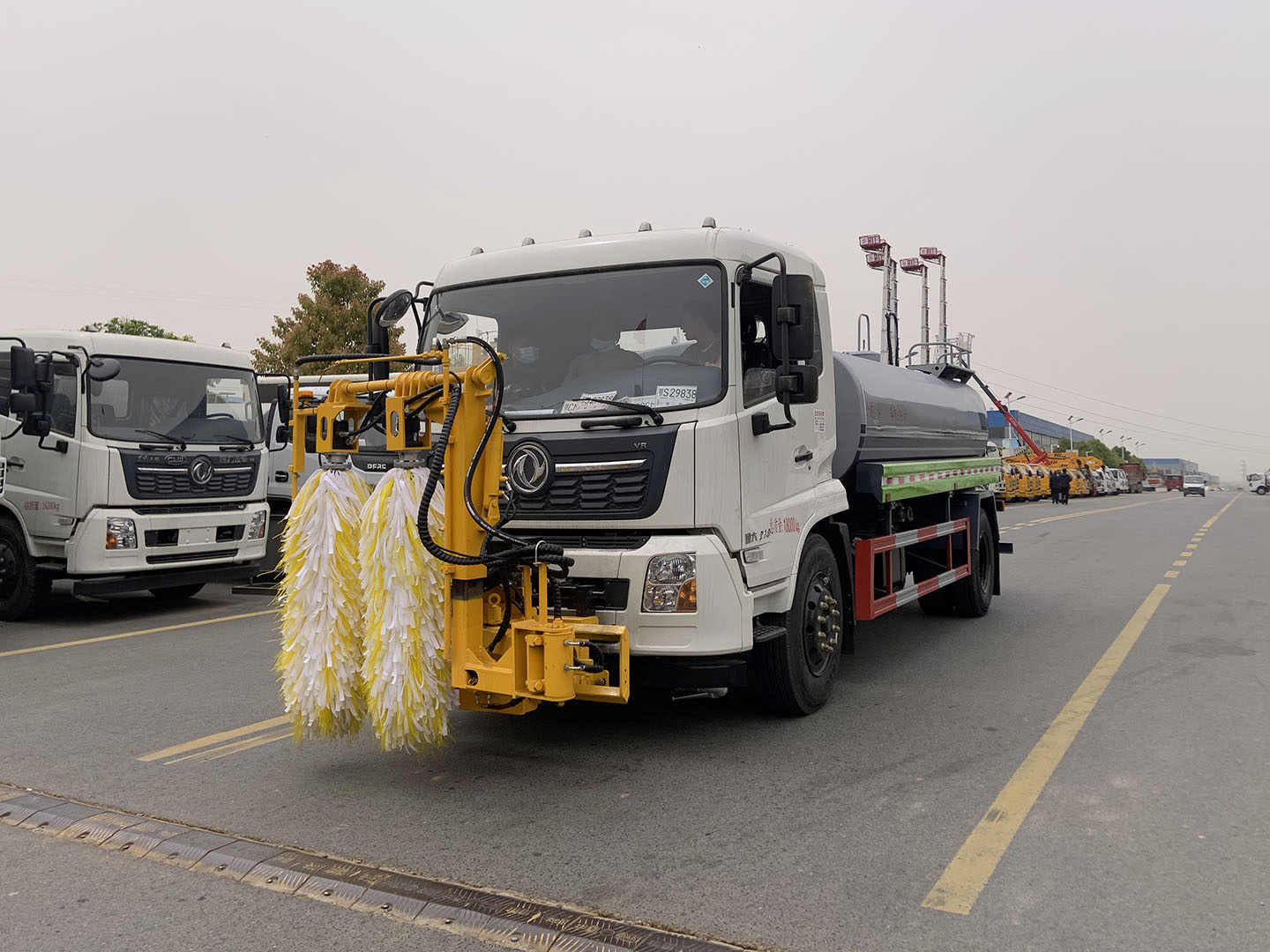 國(guó)六东风天锦城市护栏清洗車(chē)